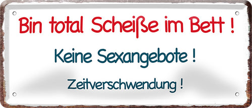4252024226584 Schilderstore24 	Schilderstore24 Blechschilder sind perfekt als Geschenk zu Weihnachten, Geburtstage, Feiern, Partys, Grillabende, Namenstag, Feiertag, Mädelsabend, Hochzeit. Jederzeit stilvoll im Wohnzimmer, Partykeller, Garage, Praxis, Büro, Café, Hauseingang Sarkasmus Ironie Funny Schwarzer Humor faul dumm fun rente lästern teufel ''Bin total Scheiße im Bett''		28x12cm