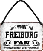 4252024203363 Schilderstore24 Schilderstore24 Blechschilder sind perfekt als Geschenk zu Weihnachten, Geburtstage, Feiern, Partys, Grillabende, Namenstag, Feiertag, Mädelsabend, Hochzeit. Jederzeit stilvoll im Wohnzimmer, Partykeller, Garage, Praxis, Büro, Café, Hauseingang Fußball Mannschaft Verein Bolzen Ball sport liga kicken stadion freizeit	 ''Freiburg Fan''		18x12cm
