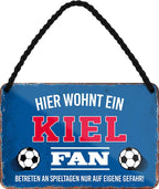 4252024203462 Schilderstore24 	Schilderstore24 Blechschilder sind perfekt als Geschenk zu Weihnachten, Geburtstage, Feiern, Partys, Grillabende, Namenstag, Feiertag, Mädelsabend, Hochzeit. Jederzeit stilvoll im Wohnzimmer, Partykeller, Garage, Praxis, Büro, Café, Hauseingang Fußball Mannschaft Verein Bolzen Ball sport liga kicken stadion freizeit ''Kiel Fan''		18x12cm