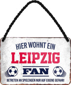 4252024203486 Schilderstore24 	Schilderstore24 Blechschilder sind perfekt als Geschenk zu Weihnachten, Geburtstage, Feiern, Partys, Grillabende, Namenstag, Feiertag, Mädelsabend, Hochzeit. Jederzeit stilvoll im Wohnzimmer, Partykeller, Garage, Praxis, Büro, Café, Hauseingang Fußball Mannschaft Verein Bolzen Ball sport liga kicken stadion freizeit ''Leipzig Fan''		18x12cm