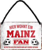 4252024203523 Schilderstore24 	Schilderstore24 Blechschilder sind perfekt als Geschenk zu Weihnachten, Geburtstage, Feiern, Partys, Grillabende, Namenstag, Feiertag, Mädelsabend, Hochzeit. Jederzeit stilvoll im Wohnzimmer, Partykeller, Garage, Praxis, Büro, Café, Hauseingang Fußball Mannschaft Verein Bolzen Ball sport liga kicken stadion freizeit ''Mainz Fan''		18x12cm