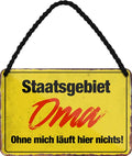 4252024207309 Schilderstore24 Schilderstore24 Blechschilder sind perfekt als Geschenk zu Weihnachten, Geburtstage, Feiern, Partys, Grillabende, Namenstag, Feiertag, Mädelsabend, Hochzeit. Jederzeit stilvoll im Wohnzimmer, Partykeller, Garage, Praxis, Büro, Café, Hauseingang Familie Zuhause Eltern Geschwister oma opa familie mama papa geschwister	 ''Staatsgebiet Oma, ohne mich läuft hier nichts''		18x12cm