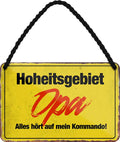4252024207187 Schilderstore24 	Schilderstore24 Blechschilder sind perfekt als Geschenk zu Weihnachten, Geburtstage, Feiern, Partys, Grillabende, Namenstag, Feiertag, Mädelsabend, Hochzeit. Jederzeit stilvoll im Wohnzimmer, Partykeller, Garage, Praxis, Büro, Café, Hauseingang Familie Zuhause Eltern Geschwister oma opa familie mama papa geschwister ''Hoheitsgebiet Opa, alles hört auf mein Kommando''		18x12cm