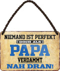 4252024207262 Schilderstore24 	Schilderstore24 Blechschilder sind perfekt als Geschenk zu Weihnachten, Geburtstage, Feiern, Partys, Grillabende, Namenstag, Feiertag, Mädelsabend, Hochzeit. Jederzeit stilvoll im Wohnzimmer, Partykeller, Garage, Praxis, Büro, Café, Hauseingang Familie Zuhause Eltern Geschwister oma opa familie mama papa geschwister ''Niemand ist perfekt Papa''		18x12cm