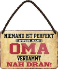 4252024207231 Schilderstore24 	Schilderstore24 Blechschilder sind perfekt als Geschenk zu Weihnachten, Geburtstage, Feiern, Partys, Grillabende, Namenstag, Feiertag, Mädelsabend, Hochzeit. Jederzeit stilvoll im Wohnzimmer, Partykeller, Garage, Praxis, Büro, Café, Hauseingang Familie Zuhause Eltern Geschwister oma opa familie mama papa geschwister ''Niemand ist Perfekt Oma''		18x12cm