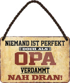 4252024207255 Schilderstore24 Schilderstore24 Blechschilder sind perfekt als Geschenk zu Weihnachten, Geburtstage, Feiern, Partys, Grillabende, Namenstag, Feiertag, Mädelsabend, Hochzeit. Jederzeit stilvoll im Wohnzimmer, Partykeller, Garage, Praxis, Büro, Café, Hauseingang Familie Zuhause Eltern Geschwister oma opa familie mama papa geschwister	 ''Niemand ist perfekt Opa''		18x12cm