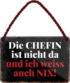 4252024202380 Schilderstore24 Schilderstore24 Blechschilder sind perfekt als Geschenk zu Weihnachten, Geburtstage, Feiern, Partys, Grillabende, Namenstag, Feiertag, Mädelsabend, Hochzeit. Jederzeit stilvoll im Wohnzimmer, Partykeller, Garage, Praxis, Büro, Café, Hauseingang Büro Chef Angestellter Arbeit Job Arbeitsplatz Alltag Beruf Ausbildung	 ''Die Chefin ist nicht da und ich weiss auch Nix''		18x12cm
