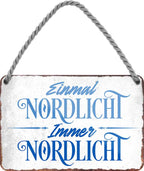4252024207545 Schilderstore24 	Schilderstore24 Blechschilder sind perfekt als Geschenk zu Weihnachten, Geburtstage, Feiern, Partys, Grillabende, Namenstag, Feiertag, Mädelsabend, Hochzeit. Jederzeit stilvoll im Wohnzimmer, Partykeller, Garage, Praxis, Büro, Café, Hauseingang Meer Urlaub Sommer Sandstrand meer wasser strand sand urlaub ferien ''Einmal Nordlicht, immer Nordlicht (blau weiß)''		18x12cm