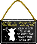 4252024202601 Schilderstore24 Schilderstore24 Blechschilder sind perfekt als Geschenk zu Weihnachten, Geburtstage, Feiern, Partys, Grillabende, Namenstag, Feiertag, Mädelsabend, Hochzeit. Jederzeit stilvoll im Wohnzimmer, Partykeller, Garage, Praxis, Büro, Café, Hauseingang Lebensmittel Kaffee Kuchen Tee Grill crepes teigware süßigkeit essen grill wurst	 ''Grill Wars. Vorsicht sein du musst. die Wurst.. (yoda)''		18x12cm