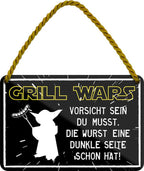 4252024202601 Schilderstore24 Schilderstore24 Blechschilder sind perfekt als Geschenk zu Weihnachten, Geburtstage, Feiern, Partys, Grillabende, Namenstag, Feiertag, Mädelsabend, Hochzeit. Jederzeit stilvoll im Wohnzimmer, Partykeller, Garage, Praxis, Büro, Café, Hauseingang Lebensmittel Kaffee Kuchen Tee Grill crepes teigware süßigkeit essen grill wurst	 ''Grill Wars. Vorsicht sein du musst. die Wurst.. (yoda)''		18x12cm