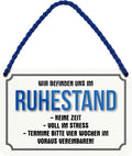 4252024210682 Schilderstore24 	Schilderstore24 Blechschilder sind perfekt als Geschenk zu Weihnachten, Geburtstage, Feiern, Partys, Grillabende, Namenstag, Feiertag, Mädelsabend, Hochzeit. Jederzeit stilvoll im Wohnzimmer, Partykeller, Garage, Praxis, Büro, Café, Hauseingang Sarkasmus Ironie Funny Schwarzer Humor faul dumm fun rente lästern teufel ''Wir befinden uns im Ruhestand (weißer Hintergrund)''		18x12cm