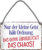 4252024210286 Schilderstore24 	Schilderstore24 Blechschilder sind perfekt als Geschenk zu Weihnachten, Geburtstage, Feiern, Partys, Grillabende, Namenstag, Feiertag, Mädelsabend, Hochzeit. Jederzeit stilvoll im Wohnzimmer, Partykeller, Garage, Praxis, Büro, Café, Hauseingang Sarkasmus Ironie Funny Schwarzer Humor faul dumm fun rente lästern teufel ''Nur der kleine Geist hält Ordnung. Das Genie überblickt das Chaos''		18x12cm