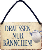 4252024202908 Schilderstore24 	Schilderstore24 Blechschilder sind perfekt als Geschenk zu Weihnachten, Geburtstage, Feiern, Partys, Grillabende, Namenstag, Feiertag, Mädelsabend, Hochzeit. Jederzeit stilvoll im Wohnzimmer, Partykeller, Garage, Praxis, Büro, Café, Hauseingang Lebensmittel Kaffee Kuchen Tee Grill crepes teigware süßigkeit essen grill wurst ''Daussen nur Kännchen''		18x12cm