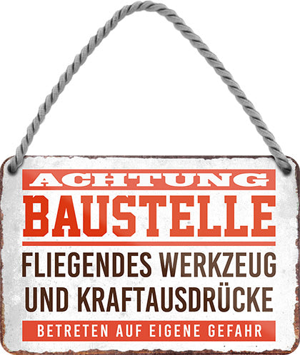 4252024205756 Schilderstore24 	Schilderstore24 Blechschilder sind perfekt als Geschenk zu Weihnachten, Geburtstage, Feiern, Partys, Grillabende, Namenstag, Feiertag, Mädelsabend, Hochzeit. Jederzeit stilvoll im Wohnzimmer, Partykeller, Garage, Praxis, Büro, Café, Hauseingang Handwerk Baustelle Arbeit Bau werkeln baustelle handwerk bauarbeiter ''Achtung Baustelle. Fliegendes Werkzeug und Kraftausdrücke''		18x12cm