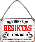 4252024203721 Schilderstore24 Schilderstore24 Blechschilder sind perfekt als Geschenk zu Weihnachten, Geburtstage, Feiern, Partys, Grillabende, Namenstag, Feiertag, Mädelsabend, Hochzeit. Jederzeit stilvoll im Wohnzimmer, Partykeller, Garage, Praxis, Büro, Café, Hauseingang Fußball Mannschaft Verein Bolzen Ball sport liga kicken stadion freizeit	 ''Besiktas Fan''		18x12cm
