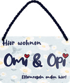 4252024207323 Schilderstore24 Schilderstore24 Blechschilder sind perfekt als Geschenk zu Weihnachten, Geburtstage, Feiern, Partys, Grillabende, Namenstag, Feiertag, Mädelsabend, Hochzeit. Jederzeit stilvoll im Wohnzimmer, Partykeller, Garage, Praxis, Büro, Café, Hauseingang Familie Zuhause Eltern Geschwister oma opa familie mama papa geschwister	 ''Hier wohnene Omi & Opi''		18x12cm
