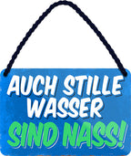 4252024211160  Schilderstore24 	Schilderstore24 Blechschilder sind perfekt als Geschenk zu Weihnachten, Geburtstage, Feiern, Partys, Grillabende, Namenstag, Feiertag, Mädelsabend, Hochzeit. Jederzeit stilvoll im Wohnzimmer, Partykeller, Garage, Praxis, Büro, Café, Hauseingang Sarkasmus Ironie Funny Schwarzer Humor faul dumm fun rente lästern teufel ''Auch stille Wasser sind nass''		18x12cm