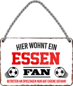4252024203745 Schilderstore24 	Schilderstore24 Blechschilder sind perfekt als Geschenk zu Weihnachten, Geburtstage, Feiern, Partys, Grillabende, Namenstag, Feiertag, Mädelsabend, Hochzeit. Jederzeit stilvoll im Wohnzimmer, Partykeller, Garage, Praxis, Büro, Café, Hauseingang Fußball Mannschaft Verein Bolzen Ball sport liga kicken stadion freizeit ''Essen Fan''		18x12cm