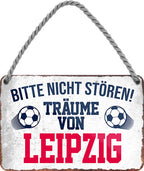 4252024204438 Schilderstore24 Schilderstore24 Blechschilder sind perfekt als Geschenk zu Weihnachten, Geburtstage, Feiern, Partys, Grillabende, Namenstag, Feiertag, Mädelsabend, Hochzeit. Jederzeit stilvoll im Wohnzimmer, Partykeller, Garage, Praxis, Büro, Café, Hauseingang Fußball Mannschaft Verein Bolzen Ball sport liga kicken stadion freizeit	 ''Träume von Leipzig''		18x12cm