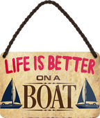 4252024208054	Schilderstore24 	 ''Life is better Boat'' Schilderstore24 Blechschilder sind perfekt als Geschenk zu Weihnachten, Geburtstage, Feiern, Partys, Grillabende, Namenstag, Feiertag, Mädelsabend, Hochzeit. Jederzeit stilvoll im Wohnzimmer, Partykeller, Garage, Praxis, Büro, Café, Hauseingang Landschaften Orte Städte Länder Urlaub See berge burgen schloss tal denkmal freizeit meer