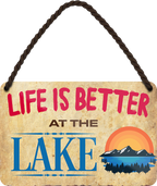 4252024208108	Schilderstore24 	 ''Life is better Lake'' Schilderstore24 Blechschilder sind perfekt als Geschenk zu Weihnachten, Geburtstage, Feiern, Partys, Grillabende, Namenstag, Feiertag, Mädelsabend, Hochzeit. Jederzeit stilvoll im Wohnzimmer, Partykeller, Garage, Praxis, Büro, Café, Hauseingang Landschaften Orte Städte Länder Urlaub See berge burgen schloss tal denkmal freizeit meer