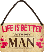 4252024207378	Schilderstore24 	 ''Life is better Man'' Schilderstore24 Blechschilder sind perfekt als Geschenk zu Weihnachten, Geburtstage, Feiern, Partys, Grillabende, Namenstag, Feiertag, Mädelsabend, Hochzeit. Jederzeit stilvoll im Wohnzimmer, Partykeller, Garage, Praxis, Büro, Café, Hauseingang Familie Zuhause Eltern Geschwister oma opa familie mama papa geschwister