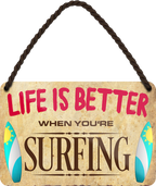 4252024208627	Schilderstore24 	 ''Life is better Surfing'' Schilderstore24 Blechschilder sind perfekt als Geschenk zu Weihnachten, Geburtstage, Feiern, Partys, Grillabende, Namenstag, Feiertag, Mädelsabend, Hochzeit. Jederzeit stilvoll im Wohnzimmer, Partykeller, Garage, Praxis, Büro, Café, Hauseingang Freizeit Sport Ballsport Aktivitäten bowling dart kegeln biken rad hobby
