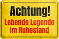 4252024235661		 ''Achtung lebende Lebende im Ruhestand'' Schilderstore24 Blechschilder sind perfekt als Geschenk zu Weihnachten, Geburtstage, Feiern, Partys, Grillabende, Namenstag, Feiertag, Mädelsabend, Hochzeit. Jederzeit stilvoll im Wohnzimmer, Partykeller, Garage, Praxis, Büro, Café, Hauseingang Familie Zuhause Eltern Geschwister oma opa familie mama papa geschwister