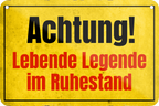 4252024235661		 ''Achtung lebende Lebende im Ruhestand'' Schilderstore24 Blechschilder sind perfekt als Geschenk zu Weihnachten, Geburtstage, Feiern, Partys, Grillabende, Namenstag, Feiertag, Mädelsabend, Hochzeit. Jederzeit stilvoll im Wohnzimmer, Partykeller, Garage, Praxis, Büro, Café, Hauseingang Familie Zuhause Eltern Geschwister oma opa familie mama papa geschwister