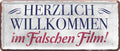 4252024227833 Schilderstore24 Schilderstore24 Blechschilder sind perfekt als Geschenk zu Weihnachten, Geburtstage, Feiern, Partys, Grillabende, Namenstag, Feiertag, Mädelsabend, Hochzeit. Jederzeit stilvoll im Wohnzimmer, Partykeller, Garage, Praxis, Büro, Café, Hauseingang Küche Haushalt Willkommen Eigenheim heim essen haus kochen herzlich Zuhause putzen	 ''Herzlich Wollkommen im falschen Film''		28x12cm
