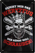 4252024220391 Schilderstore24 Schilderstore24 Blechschilder sind perfekt als Geschenk zu Weihnachten, Geburtstage, Feiern, Partys, Grillabende, Namenstag, Feiertag, Mädelsabend, Hochzeit. Jederzeit stilvoll im Wohnzimmer, Partykeller, Garage, Praxis, Büro, Café, Hauseingang Mechaniker Auto Motorrad Werkstatt auto werkstatt tüfteln schrauber	 ''Reicht mir das Werkzeug, König will schrauben''		20x30cm