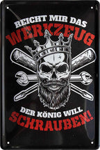 4252024220391 Schilderstore24 Schilderstore24 Blechschilder sind perfekt als Geschenk zu Weihnachten, Geburtstage, Feiern, Partys, Grillabende, Namenstag, Feiertag, Mädelsabend, Hochzeit. Jederzeit stilvoll im Wohnzimmer, Partykeller, Garage, Praxis, Büro, Café, Hauseingang Mechaniker Auto Motorrad Werkstatt auto werkstatt tüfteln schrauber	 ''Reicht mir das Werkzeug, König will schrauben''		20x30cm