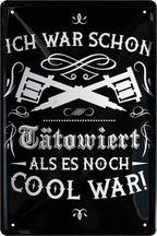 4252024222111 Schilderstore24 	Schilderstore24 Blechschilder sind perfekt als Geschenk zu Weihnachten, Geburtstage, Feiern, Partys, Grillabende, Namenstag, Feiertag, Mädelsabend, Hochzeit. Jederzeit stilvoll im Wohnzimmer, Partykeller, Garage, Praxis, Büro, Café, Hauseingang Friseur Tattoo Schönheit Haare Haut Barber tattowierer hautschmuck piercing schminke ''Ich war schon tätowiert als es noch cool war''		20x30cm