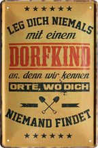 4252024215236 Schilderstore24 Schilderstore24 Blechschilder sind perfekt als Geschenk zu Weihnachten, Geburtstage, Feiern, Partys, Grillabende, Namenstag, Feiertag, Mädelsabend, Hochzeit. Jederzeit stilvoll im Wohnzimmer, Partykeller, Garage, Praxis, Büro, Café, Hauseingang Dorf Land Nachbar Freunde Natur dorf land landleben natur idylle	 ''Leg dich niemals mit einem Dorfkind an (braun)''		20x30cm