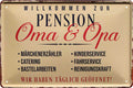 4252024221107 Schilderstore24 Schilderstore24 Blechschilder sind perfekt als Geschenk zu Weihnachten, Geburtstage, Feiern, Partys, Grillabende, Namenstag, Feiertag, Mädelsabend, Hochzeit. Jederzeit stilvoll im Wohnzimmer, Partykeller, Garage, Praxis, Büro, Café, Hauseingang Familie Zuhause Eltern Geschwister oma opa familie mama papa geschwister	 ''Pension Oma & Opa''		20x30cm