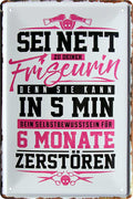 4252024222142 Schilderstore24 	Schilderstore24 Blechschilder sind perfekt als Geschenk zu Weihnachten, Geburtstage, Feiern, Partys, Grillabende, Namenstag, Feiertag, Mädelsabend, Hochzeit. Jederzeit stilvoll im Wohnzimmer, Partykeller, Garage, Praxis, Büro, Café, Hauseingang Friseur Tattoo Schönheit Haare Haut Barber tattowierer hautschmuck piercing schminke ''Sei nett zur Friseurin in 5 min 6 Monate zerstören''		20x30cm