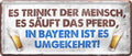 4252024222869 Schilderstore24 	Schilderstore24 Blechschilder sind perfekt als Geschenk zu Weihnachten, Geburtstage, Feiern, Partys, Grillabende, Namenstag, Feiertag, Mädelsabend, Hochzeit. Jederzeit stilvoll im Wohnzimmer, Partykeller, Garage, Praxis, Büro, Café, Hauseingang Alkohol Kasten Bier Saufen Getränk Bier Alkohol schaumkrone promille hopfen ''Es trinkt der Mensch, säuft das Pferd, Bayern umgekehrt''		28x12cm