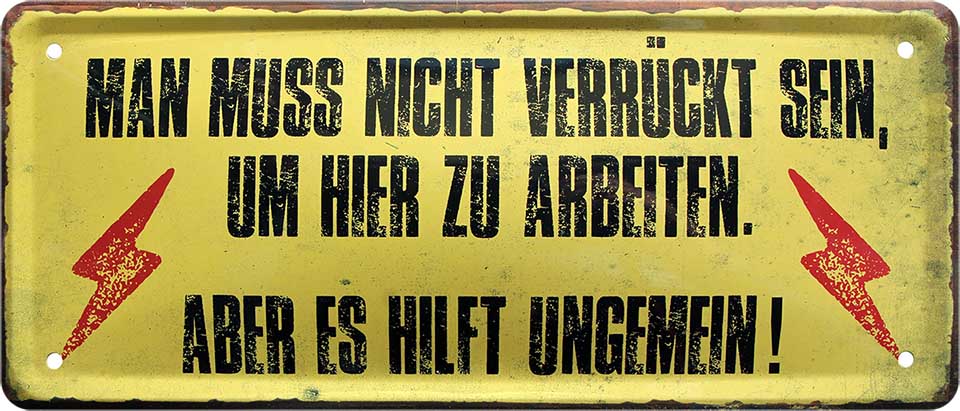 4252024226980 Schilderstore24 	Schilderstore24 Blechschilder sind perfekt als Geschenk zu Weihnachten, Geburtstage, Feiern, Partys, Grillabende, Namenstag, Feiertag, Mädelsabend, Hochzeit. Jederzeit stilvoll im Wohnzimmer, Partykeller, Garage, Praxis, Büro, Café, Hauseingang Büro Chef Angestellter Arbeit Job Arbeitsplatz Alltag Beruf Ausbildung ''Man muss nicht verrückt sein um hier zu arbeiten es hilft''		28x12cm