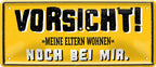 4252024227994 Schilderstore24 Schilderstore24 Blechschilder sind perfekt als Geschenk zu Weihnachten, Geburtstage, Feiern, Partys, Grillabende, Namenstag, Feiertag, Mädelsabend, Hochzeit. Jederzeit stilvoll im Wohnzimmer, Partykeller, Garage, Praxis, Büro, Café, Hauseingang Küche Haushalt Willkommen Eigenheim heim essen haus kochen herzlich Zuhause putzen	 ''Vorsicht. Meine Eltern wohnen noch bei mir''		28x12cm