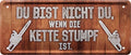 4252024225846 Schilderstore24 	Schilderstore24 Blechschilder sind perfekt als Geschenk zu Weihnachten, Geburtstage, Feiern, Partys, Grillabende, Namenstag, Feiertag, Mädelsabend, Hochzeit. Jederzeit stilvoll im Wohnzimmer, Partykeller, Garage, Praxis, Büro, Café, Hauseingang Sarkasmus Ironie Funny Schwarzer Humor faul dumm fun rente lästern teufel ''Du bist nicht du, wenn die Kette stumpf ist''		28x12cm