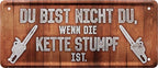 4252024225846 Schilderstore24 	Schilderstore24 Blechschilder sind perfekt als Geschenk zu Weihnachten, Geburtstage, Feiern, Partys, Grillabende, Namenstag, Feiertag, Mädelsabend, Hochzeit. Jederzeit stilvoll im Wohnzimmer, Partykeller, Garage, Praxis, Büro, Café, Hauseingang Sarkasmus Ironie Funny Schwarzer Humor faul dumm fun rente lästern teufel ''Du bist nicht du, wenn die Kette stumpf ist''		28x12cm