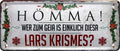4252024228168 Schilderstore24 	Schilderstore24 Blechschilder sind perfekt als Geschenk zu Weihnachten, Geburtstage, Feiern, Partys, Grillabende, Namenstag, Feiertag, Mädelsabend, Hochzeit. Jederzeit stilvoll im Wohnzimmer, Partykeller, Garage, Praxis, Büro, Café, Hauseingang Ruhrpott Ruhrgebiet Platt Sprache hömma sprache kultur tradition plattdeutsch ''Hömma wer zum Geia is einklich diesa Lars Krismes''		28x12cm
