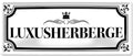 4252024227925 Schilderstore24 	Schilderstore24 Blechschilder sind perfekt als Geschenk zu Weihnachten, Geburtstage, Feiern, Partys, Grillabende, Namenstag, Feiertag, Mädelsabend, Hochzeit. Jederzeit stilvoll im Wohnzimmer, Partykeller, Garage, Praxis, Büro, Café, Hauseingang Küche Haushalt Willkommen Eigenheim heim essen haus kochen herzlich Zuhause putzen ''Luxusherberge''		28x12cm