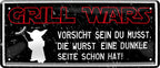 4252024223538 Schilderstore24 	Schilderstore24 Blechschilder sind perfekt als Geschenk zu Weihnachten, Geburtstage, Feiern, Partys, Grillabende, Namenstag, Feiertag, Mädelsabend, Hochzeit. Jederzeit stilvoll im Wohnzimmer, Partykeller, Garage, Praxis, Büro, Café, Hauseingang Lebensmittel Kaffee Kuchen Tee Grill crepes teigware süßigkeit essen grill wurst ''Grill Wars. Vorsicht sein du musst Wurst eine dunkle Seite schon hat''		28x12cm