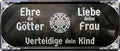 4252024225877 Schilderstore24 	Schilderstore24 Blechschilder sind perfekt als Geschenk zu Weihnachten, Geburtstage, Feiern, Partys, Grillabende, Namenstag, Feiertag, Mädelsabend, Hochzeit. Jederzeit stilvoll im Wohnzimmer, Partykeller, Garage, Praxis, Büro, Café, Hauseingang Sarkasmus Ironie Funny Schwarzer Humor faul dumm fun rente lästern teufel ''Ehre die Götter. Liebe die Frau. Verteidige dein Kind''		28x12cm