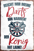 4252024229769	Schilderstore24	 ''Reicht mir meine Darts König hat Laune''Schilderstore24 Blechschilder sind perfekt als Geschenk zu Weihnachten, Geburtstage, Feiern, Partys, Grillabende, Namenstag, Feiertag, Mädelsabend, Hochzeit. Jederzeit stilvoll im Wohnzimmer, Partykeller, Garage, Praxis, Büro, Café, Hauseingang Dart Kneipe Hobby Dartscheibe Pfeil dartgame Pfeil dartgame freizeit sport aktivitäten