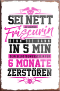4252024231045	Schilderstore24	 ''Sei nett zu deiner Friseurin''Schilderstore24 Blechschilder sind perfekt als Geschenk zu Weihnachten, Geburtstage, Feiern, Partys, Grillabende, Namenstag, Feiertag, Mädelsabend, Hochzeit. Jederzeit stilvoll im Wohnzimmer, Partykeller, Garage, Praxis, Büro, Café, Hauseingang Friseur Tattoo Schönheit Haare Haut Barber tattowierer hautschmuck piercing schminke