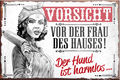 4252024230789	Schilderstore24	 ''Vorsicht vor der Frau des Hauses''Schilderstore24 Blechschilder sind perfekt als Geschenk zu Weihnachten, Geburtstage, Feiern, Partys, Grillabende, Namenstag, Feiertag, Mädelsabend, Hochzeit. Jederzeit stilvoll im Wohnzimmer, Partykeller, Garage, Praxis, Büro, Café, Hauseingang Küche Haushalt Willkommen Eigenheim heim essen haus kochen herzlich Zuhause putzen