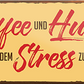 4252024241938	Schilderstore24	 ''Mit Kaffee  und Humor kommt man Stress zuvor'' Schilderstore24 Blechschilder sind perfekt als Geschenk zu Weihnachten, Geburtstage, Feiern, Partys, Grillabende, Namenstag, Feiertag, Mädelsabend, Hochzeit. Jederzeit stilvoll im Wohnzimmer, Partykeller, Garage, Praxis, Büro, Café, Hauseingang Lebensmittel Kaffee Kuchen Sucht café coffee kaffeemaschine getränk essen