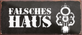 4252024241570	Schilderstore24	 ''Falsches Haus (waffe)'' Schilderstore24 Blechschilder sind perfekt als Geschenk zu Weihnachten, Geburtstage, Feiern, Partys, Grillabende, Namenstag, Feiertag, Mädelsabend, Hochzeit. Jederzeit stilvoll im Wohnzimmer, Partykeller, Garage, Praxis, Büro, Café, Hauseingang Küche Haushalt Willkommen Eigenheim heim essen haus kochen herzlich Zuhause putzen